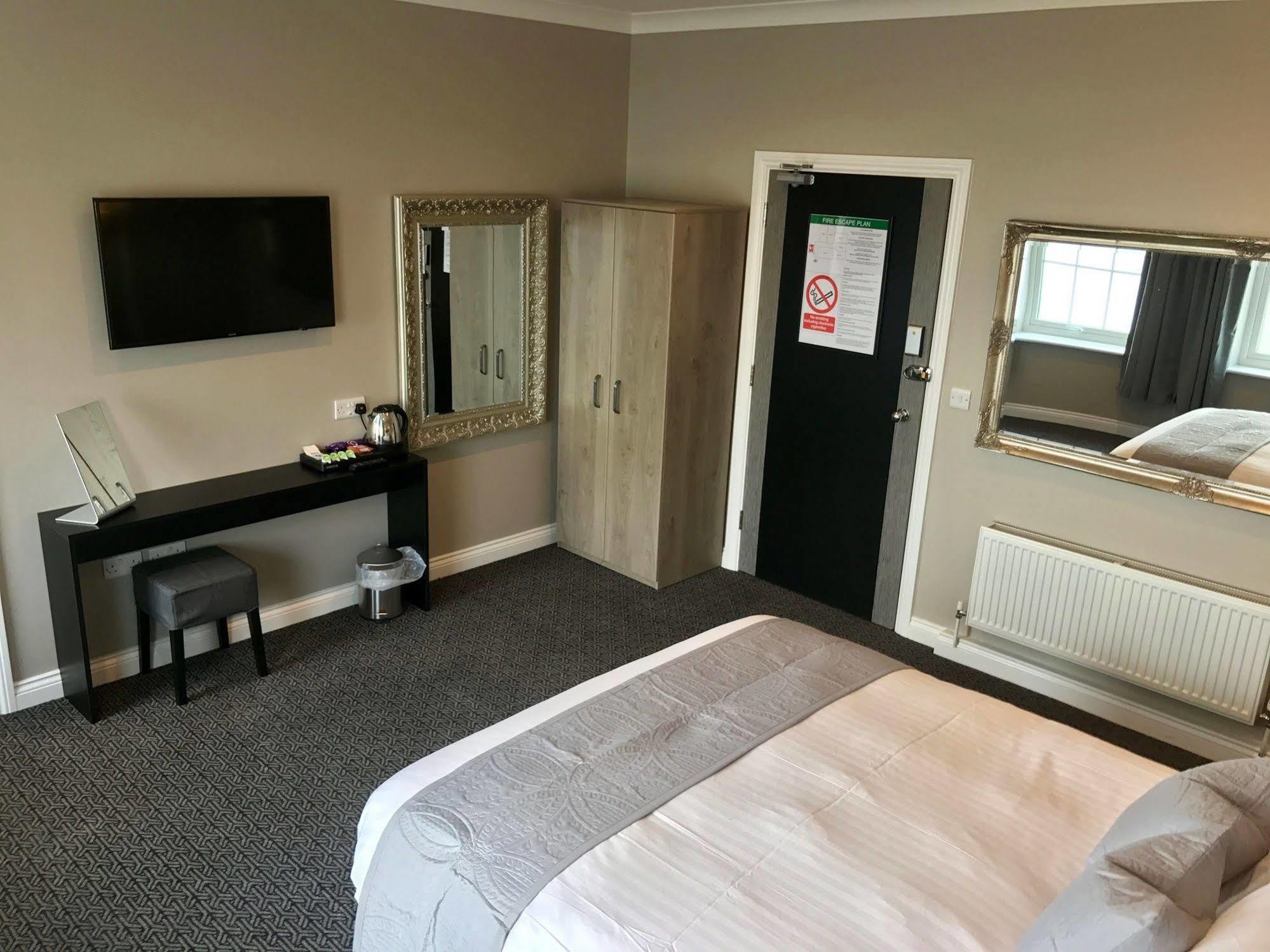 The Raven Hotel Corby Extérieur photo