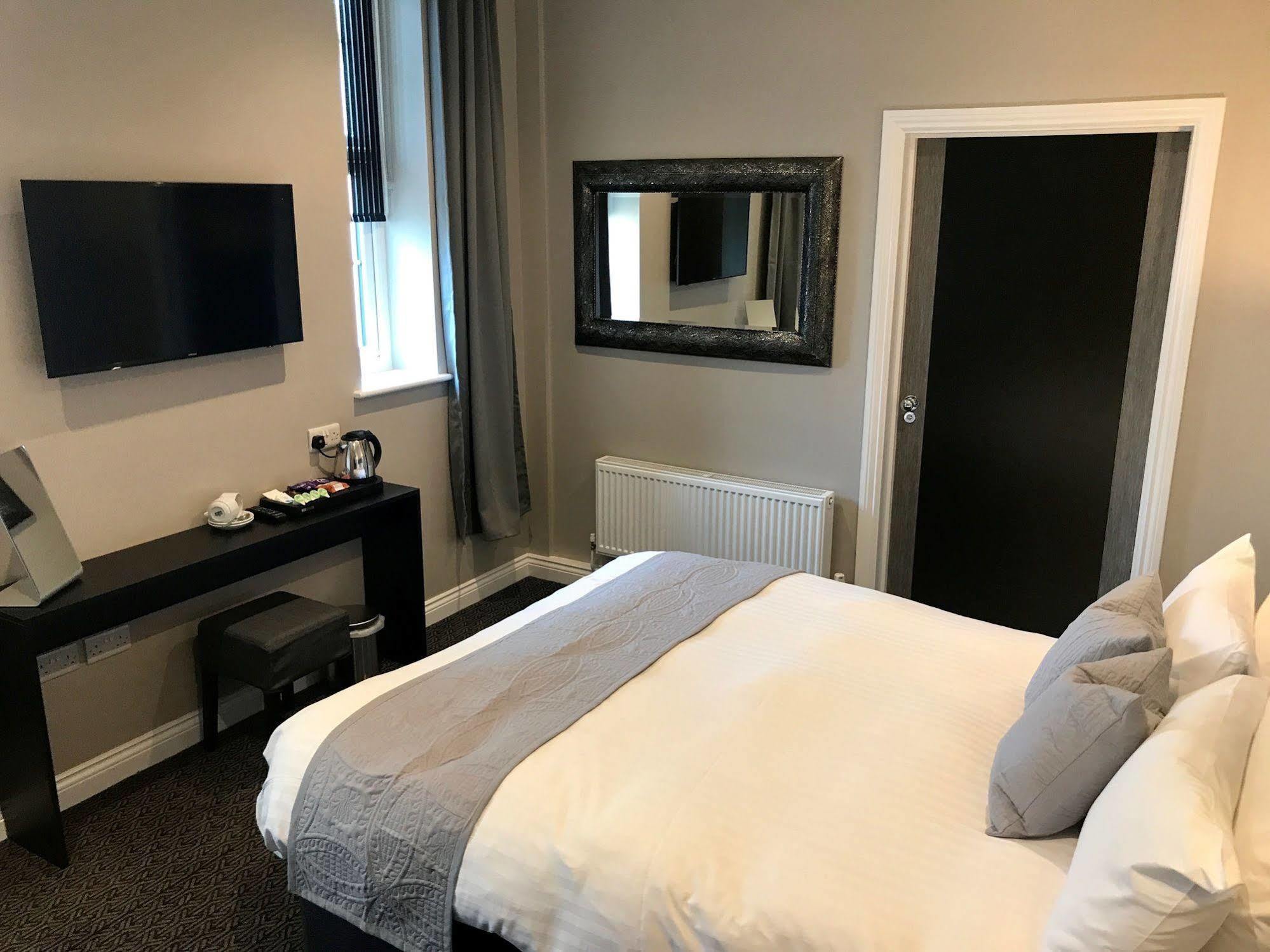 The Raven Hotel Corby Extérieur photo