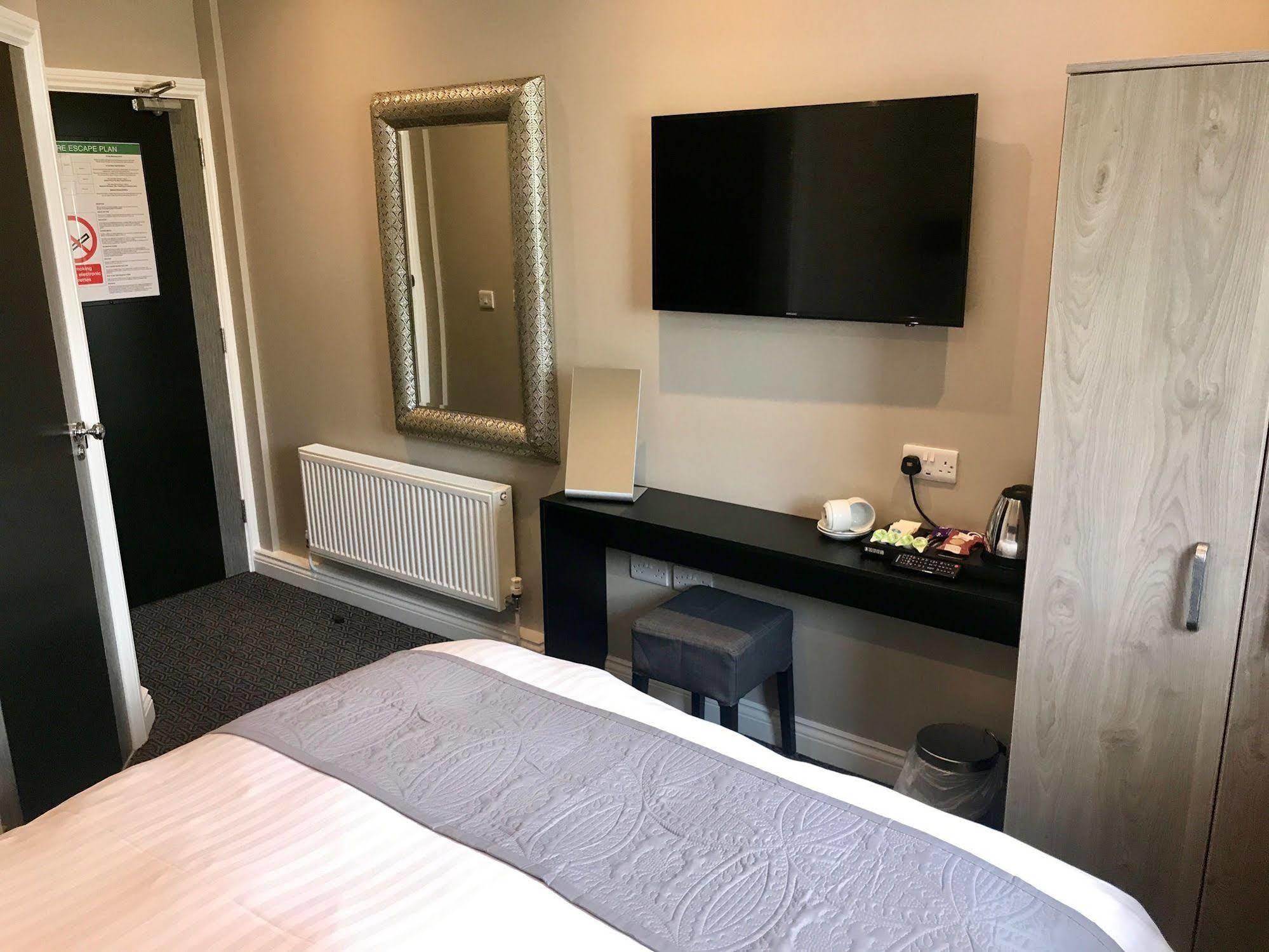 The Raven Hotel Corby Extérieur photo