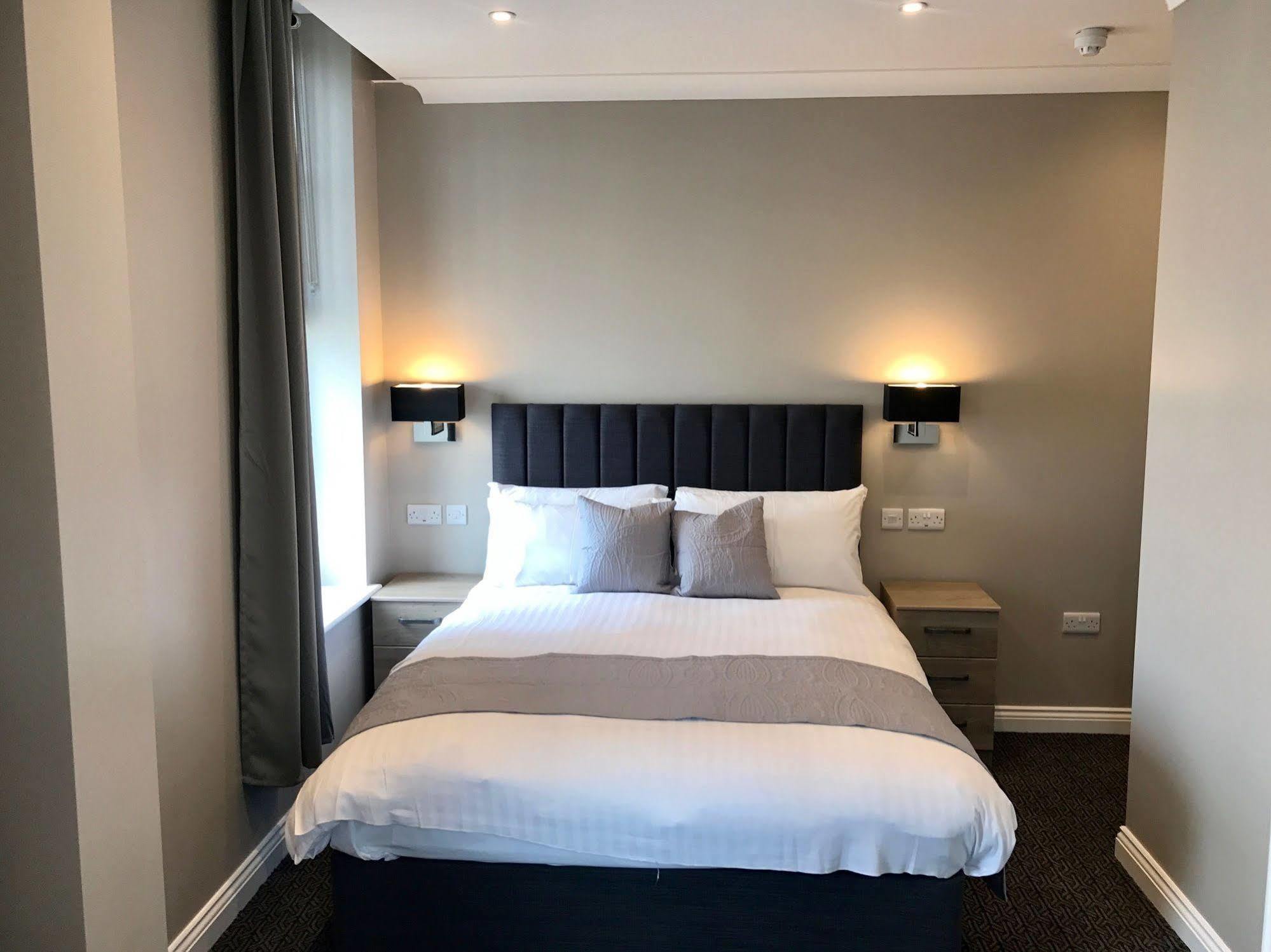 The Raven Hotel Corby Extérieur photo